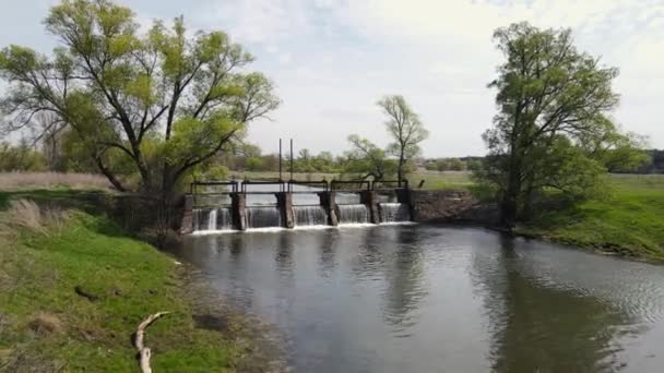 Petit barrage au bord de la rivière dans les champs. Images de drone 4k — Video