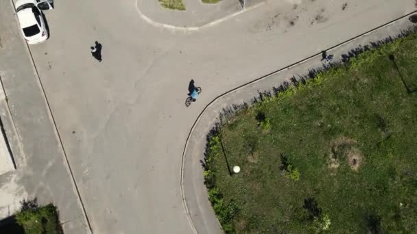 İnsansız hava aracı bisikletçinin peşinden uçuyor. İHA 'dan 4K görüntü. — Stok video