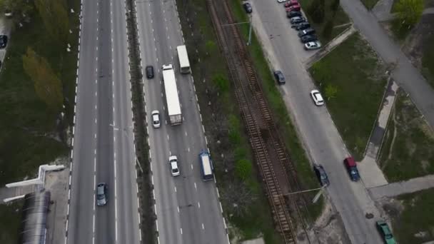 Caminhão se move ao longo da rodovia na cidade — Vídeo de Stock