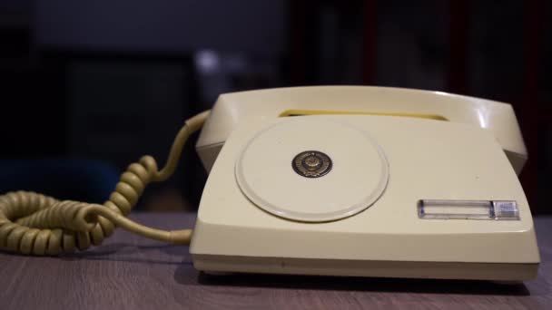 Starý vintage bílý telefon 4k záběry — Stock video