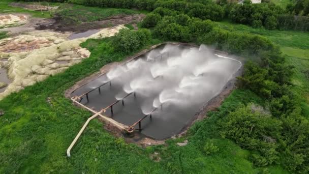 Irrigatie van het grondgebied met een speciale installatie — Stockvideo