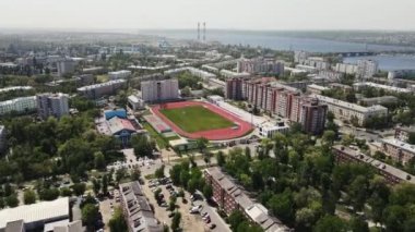 Şehir merkezindeki stadyum. havadan 4k görüntüsü