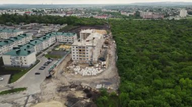 Ormanın yakınında inşaat halindeki bir ev. 4k drone görüntüsü