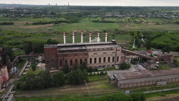 Pemandangan pabrik tua yang bekerja. frame udara — Stok Video
