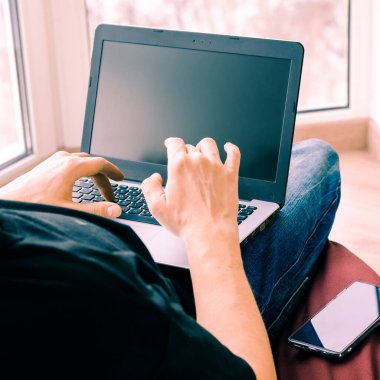 Uzaktan öğrenme, izolasyon, iş, online alışveriş kavramı. Evden uzak çalışma
