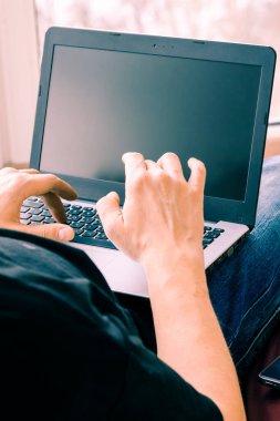 Uzaktan öğrenme, izolasyon, iş, online alışveriş kavramı. Erkek ellerine yakın dur.