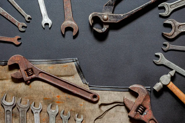 Taş zemin üzerinde antika aletler. Kopyalama alanı olan üst görünüm. Düz yatıyordu. Eski paslı aletler yakın plan. Atölyedeki eski aletler.