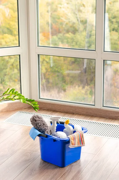 パノラマの窓の背景 ホームケアや家庭の概念上の木製の床の家庭用クリーナー — ストック写真
