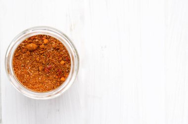 Baharat. Cam kavanozdaki parlak Gürcü Svan tuzu beyaz ahşap bir masada duruyor.