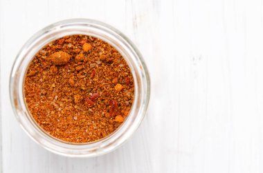 Baharat. Cam kavanozdaki parlak Gürcü Svan tuzu beyaz ahşap bir masada duruyor.