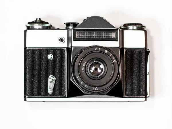 Kahverengi ahşap çerçevede beyaz bir arka planda eski bir kamera var.