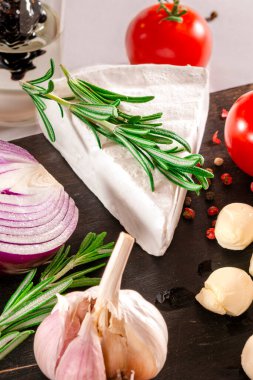 Peynir ve domates ahşap masada. Yakın çekim..