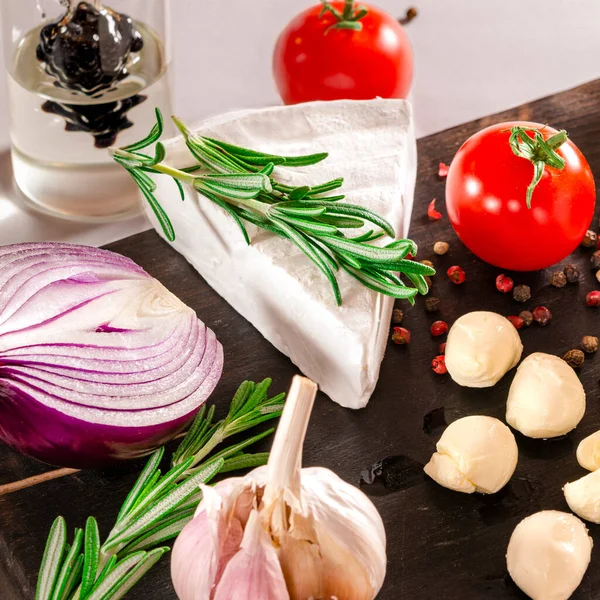 Mozzarella, fesleğen ve biberiyeli domates. Yakın çekim..