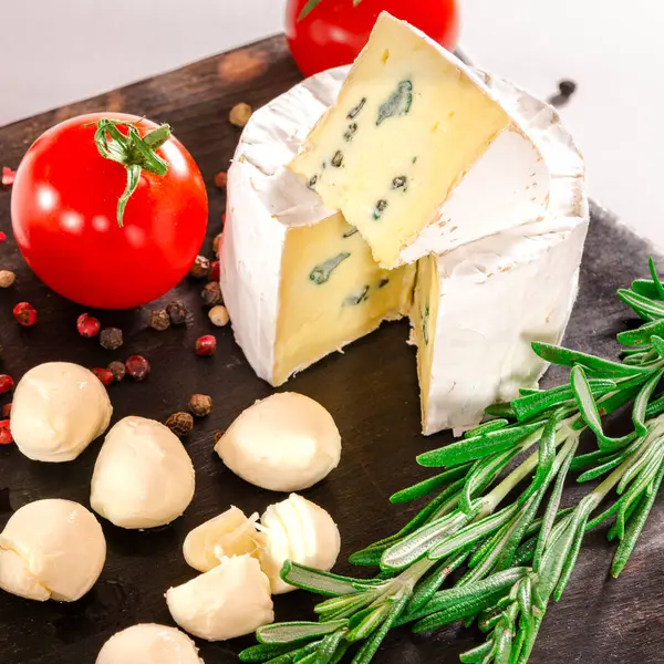 Mozzarella, fesleğen ve biberiyeli domates. Yakın çekim..