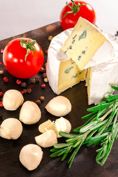 Mozzarella, fesleğen ve biberiyeli domates. Yakın çekim..