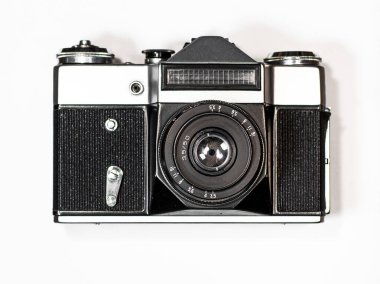 Eski bir kamera kahverengi ahşap çerçevede beyaz bir arka planda yatıyor. fotoğraf