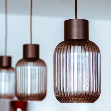 İç dizayn. İskandinav iç kısmında desenli cam tavan lambaları. Ev