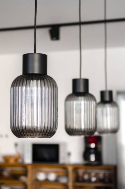 İç dizayn. İskandinav iç kısmında desenli cam tavan lambaları. Ev