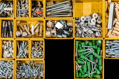 Ev ve ofis mobilyalarının montajı ve montajı için bir çift cıvata ve kendi kendine tıkırdayan vida. İnşaat aksesuarlarıyla dolu bir sürü depo var. Düzenli ve düzenli.