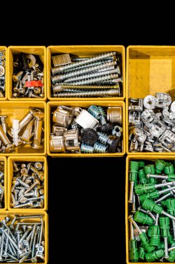 Ev ve ofis mobilyalarının montajı ve montajı için bir çift cıvata ve kendini tıkırdatma vidaları