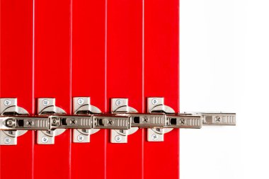 Metal düğümlü çekmeceler için kırmızı cepheler beyaz arka planda yatar. Mobilya montajı ve montajı. İş dünyası