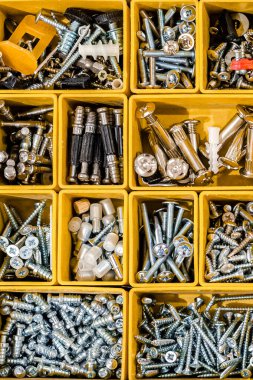 Ev ve ofis mobilyalarının montajı ve montajı için bir çift cıvata ve kendini tıkırdatma vidaları