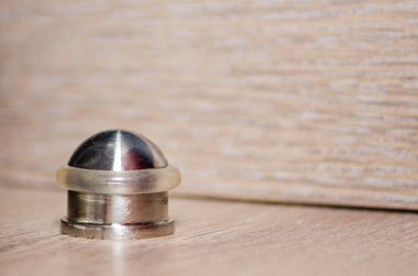 Lastikli kapı durdurucu tümseklere karşı korur