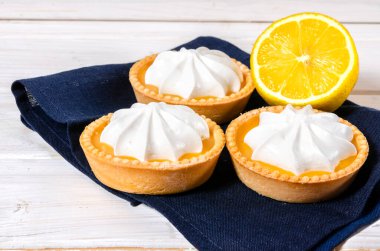 Cheesecake limonlu turta ya da turta, taze limon ve naneli. Beyaz arka plan, yaşam tarzı sağlıklı tatlı yiyecekler.