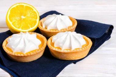 Cheesecake limonlu turta ya da turta, taze limon ve naneli. Beyaz arka plan, yaşam tarzı sağlıklı tatlı yiyecekler.