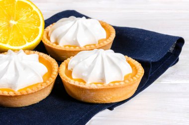 Cheesecake limonlu turta ya da turta, taze limon ve naneli. Beyaz arka plan, yaşam tarzı sağlıklı tatlı yiyecekler.