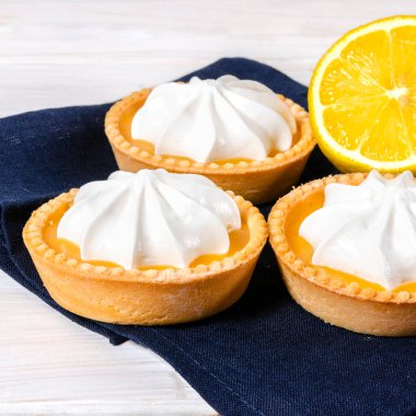 Cheesecake limonlu turta ya da turta, taze limon ve naneli. Beyaz arka plan, yaşam tarzı sağlıklı tatlı yiyecekler.