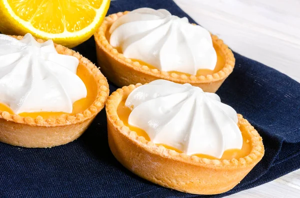 Cheesecake limonlu turta ya da turta, taze limon ve naneli. Beyaz arka plan, yaşam tarzı sağlıklı tatlı yiyecekler.