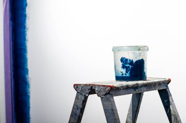 İnşaat grunge merdiveni, rulo ve boya kovası beyaz iç: beyaz duvar ve gri zemin. daire dekorasyon konsepti.