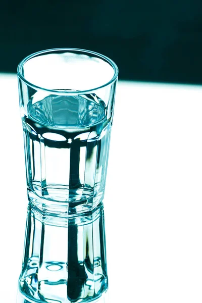 Ein Glas Mit Klarem Wasser Mit Reflexion Und Scharfen Schatten — Stockfoto