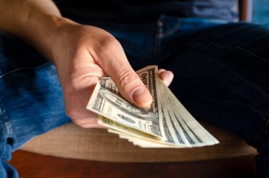 Masanın altından rüşvet veren eller, iş adamı el sıkışarak anlaşmayı mühürlüyor ve rüşvet alıyor..