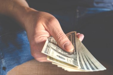 Masanın altından rüşvet veren eller, iş adamı el sıkışarak anlaşmayı mühürlüyor ve rüşvet alıyor..