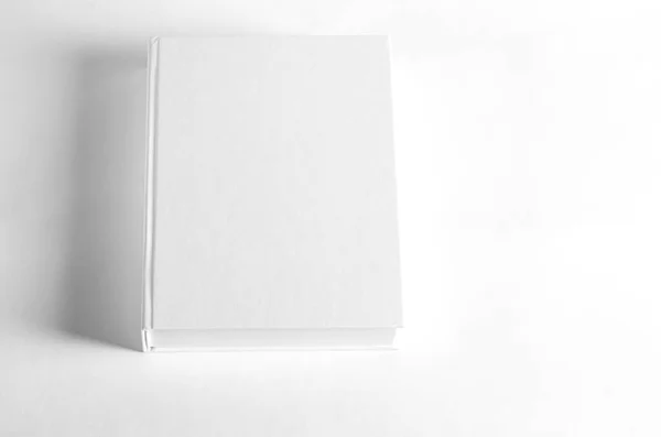 Beyaz Desenli Kağıt Arkaplanda Kapalı Kare Kitabın Bir Kopyası Duvar — Stok fotoğraf