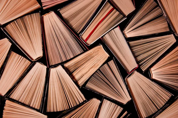 Kitap geçmişi. Kütüphanedeki eski kitaplar. Kitapçı dükkanı. Bilgi yayınları, edebiyat. Kitapçı, kitapçı.