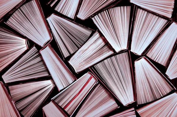 Kitap geçmişi. Kütüphanedeki eski kitaplar. Kitapçı dükkanı. Bilgi yayınları, edebiyat. Kitapçı, kitapçı.