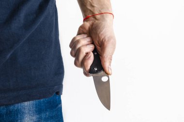 Eldivenli adam bıçağı tutuyor.