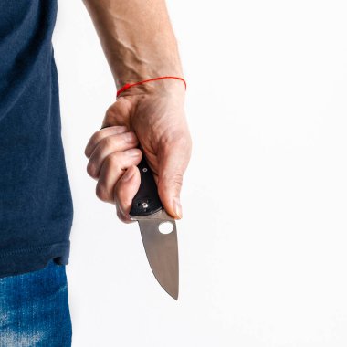 Eldivenli adam bıçağı tutuyor.