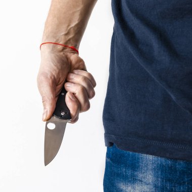 Eldivenli adam bıçağı tutuyor.