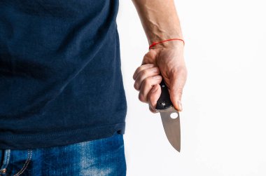 Katlama bıçağı kullanan adam. Katlanan bıçağı elinle kapat.