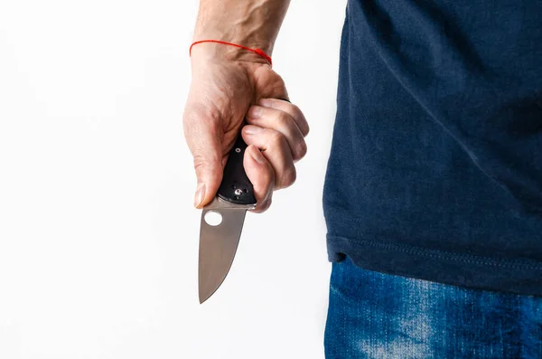 El hombre que usa un cuchillo plegable. Cierre cuchillo plegable en la mano —  Fotos de Stock