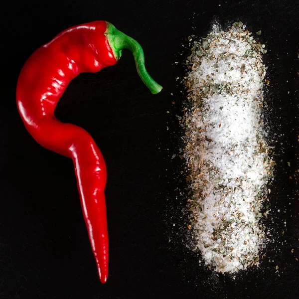 Πιπεριές Τσίλι Αλάτι Μπαχαρικά Αλάτι Και Καρυκεύματα Βρίσκονται Στη Μαύρη — Φωτογραφία Αρχείου
