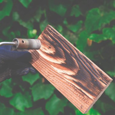 Geleneksel tekniği kullanan profesyonel bir marangoz. Gaz ocağıyla odun yakmak. DIY süreci.