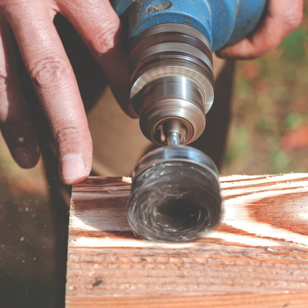 Drahtbürste Für Die Holzbearbeitung Auf Einem Bohrer Männliche Hand Hält — Stockfoto