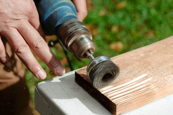 木製の作業のためのワイヤーブラシ 木の処理のためのツール ワイヤーブラシでドリル — ストック写真