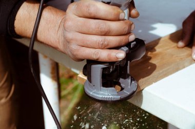 Woodworking shank router parçası. Kopya değirmenciliği şekillendiriliyor. Tahta kenar oluşturulurken çalışan makine detayı chuck içinde döndürme aracı klemplendi.