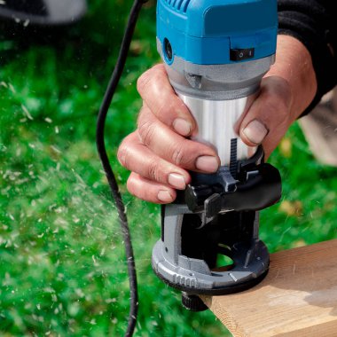 Woodworking shank router parçası. Kopya değirmenciliği şekillendiriliyor. Tahta kenar oluşturulurken çalışan makine detayı chuck içinde döndürme aracı klemplendi.